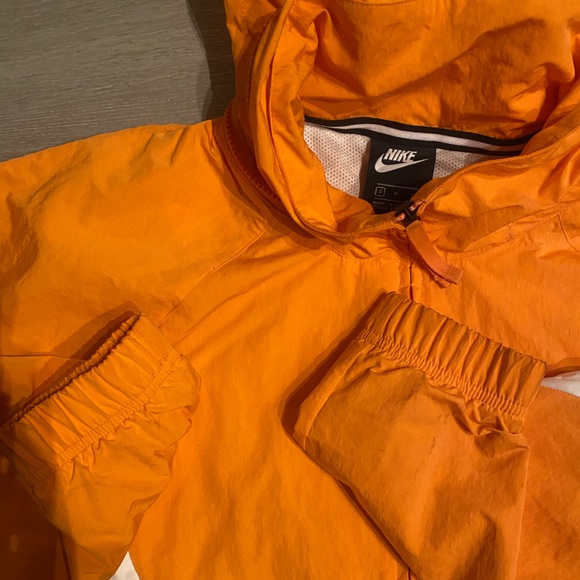 NIKE BIG SWOOSH SPORTSWEAR WOVEN JACKET in orange. Size small. Great condition! - Picture 5 of 11